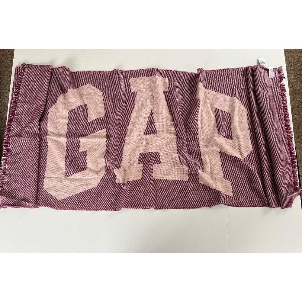 NWT One Size Gap Printed Fringe Scarf Wine Color‎ Logo